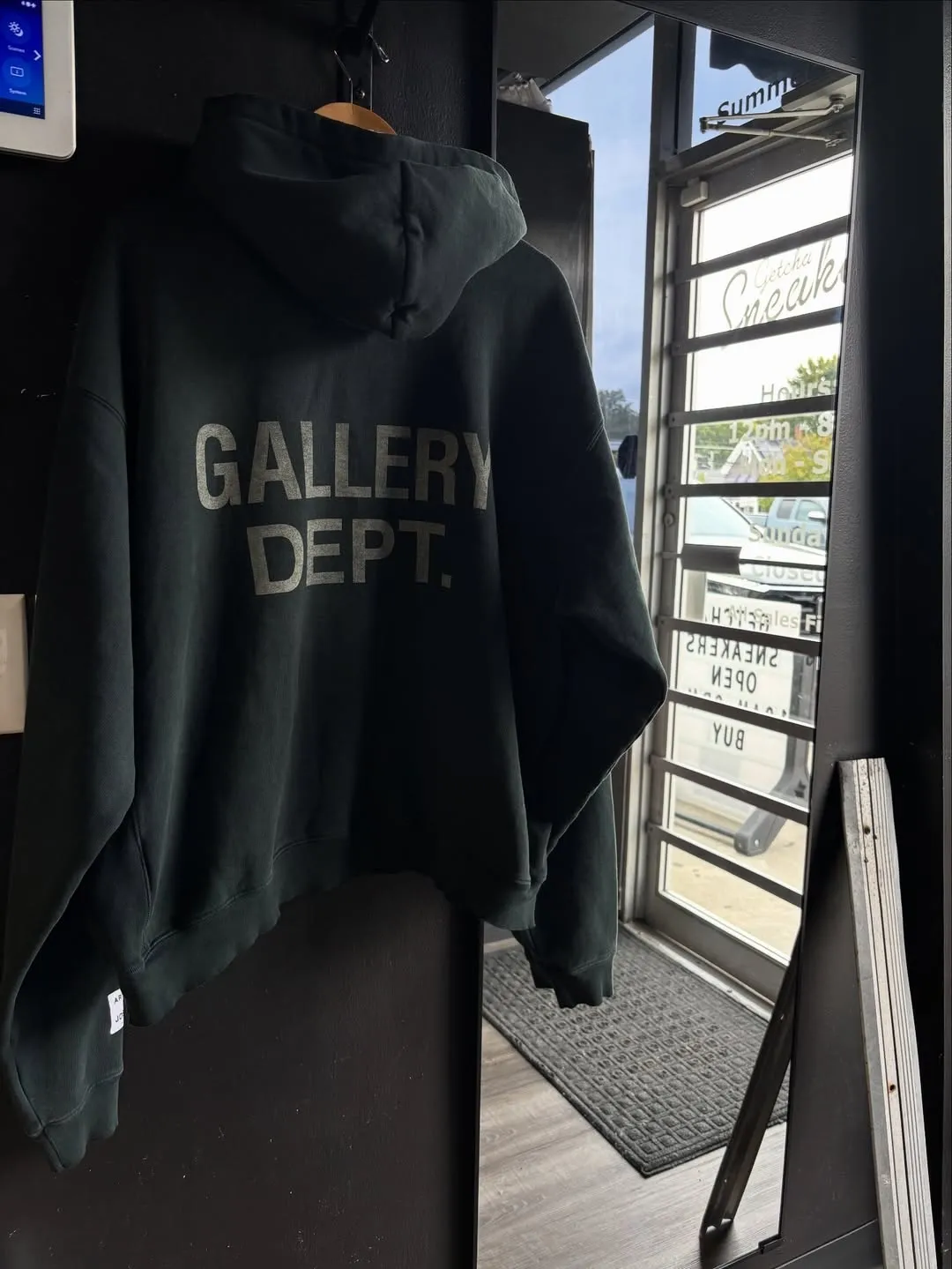 GALLERY DEPT. 90'S GD LOGO HOODIE 90's retro destruction English hoodie blue and black S-XL ⚠️Note: The color of this style should be green and black, not black! Requires custom weaving and dyeing. 500g high weight sweatshirt fabric. Fleece treatment on the inside. Overall wide and comfortable. Loose fit. Trendy and fashionable. Consistent with the original. Discharge printing process. Consistent with the original hang tag. Hanging grain with G LOGO.